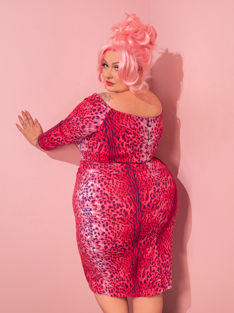 Experience the magic of retro fashion through the eyes of a gorgeous lady, as she effortlessly rocks the Pink Leopard Print Starlet Wiggle Dress and Scarf from the iconic Vixen Clothing brand.