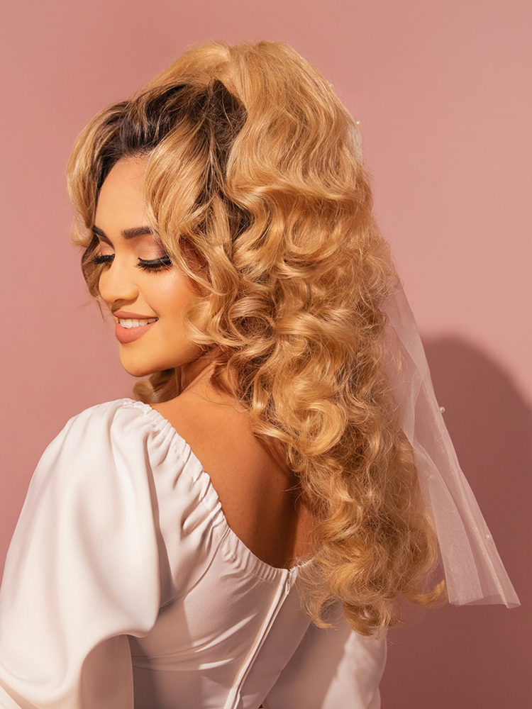 Elevate your bridal hairstyle with this retro-inspired large mesh bow in ivory, beautifully enhanced with pearl accents for a touch of timeless elegance.